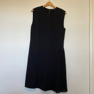 Beautiful never worn theory dress with fun pleated detail size 8